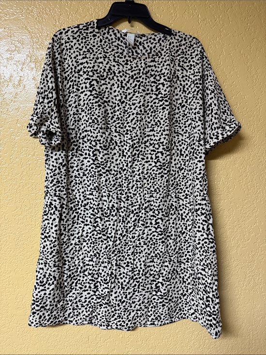 H&M Other - H&M Black and White Spotted Short Sleeve Tee